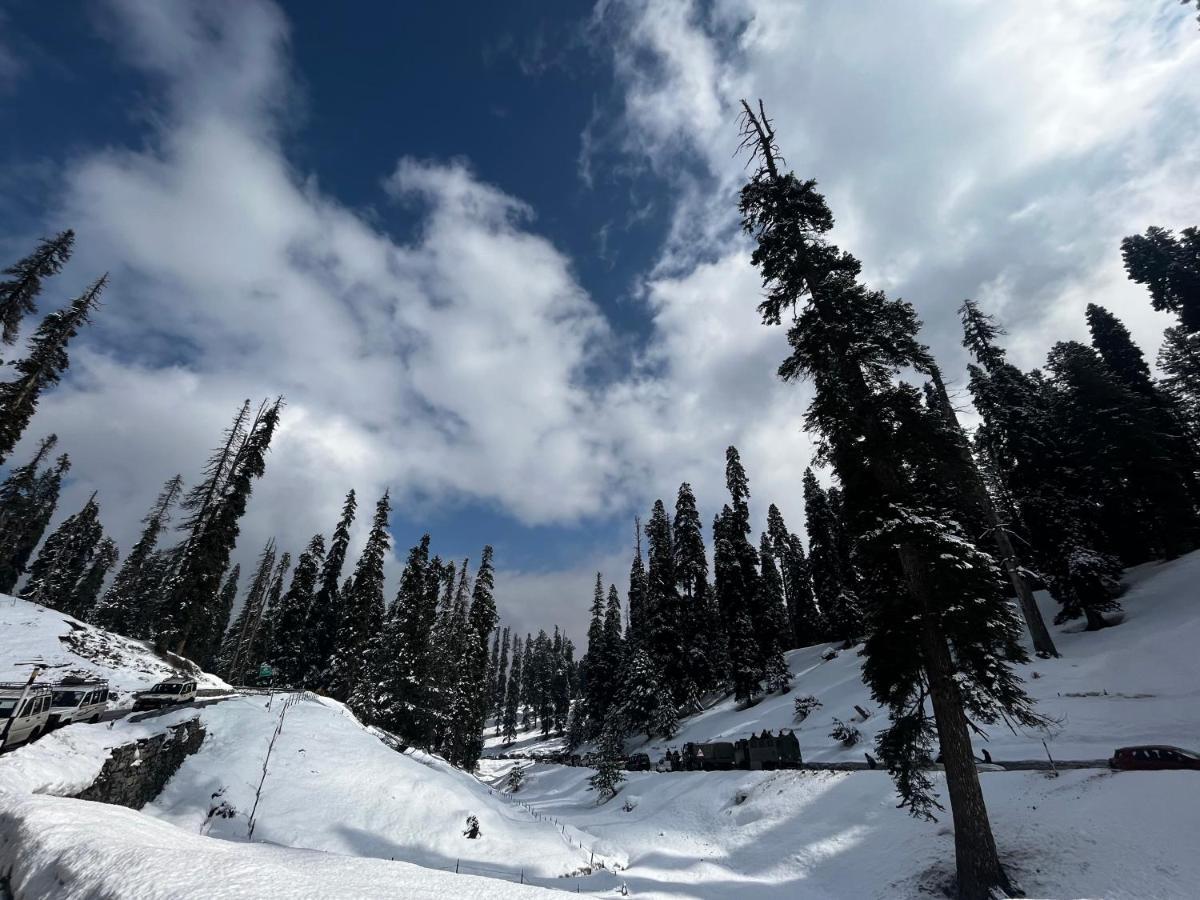 Everest Guest House Gulmarg Exteriér fotografie