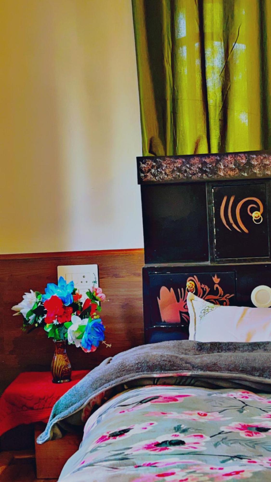 Everest Guest House Gulmarg Exteriér fotografie