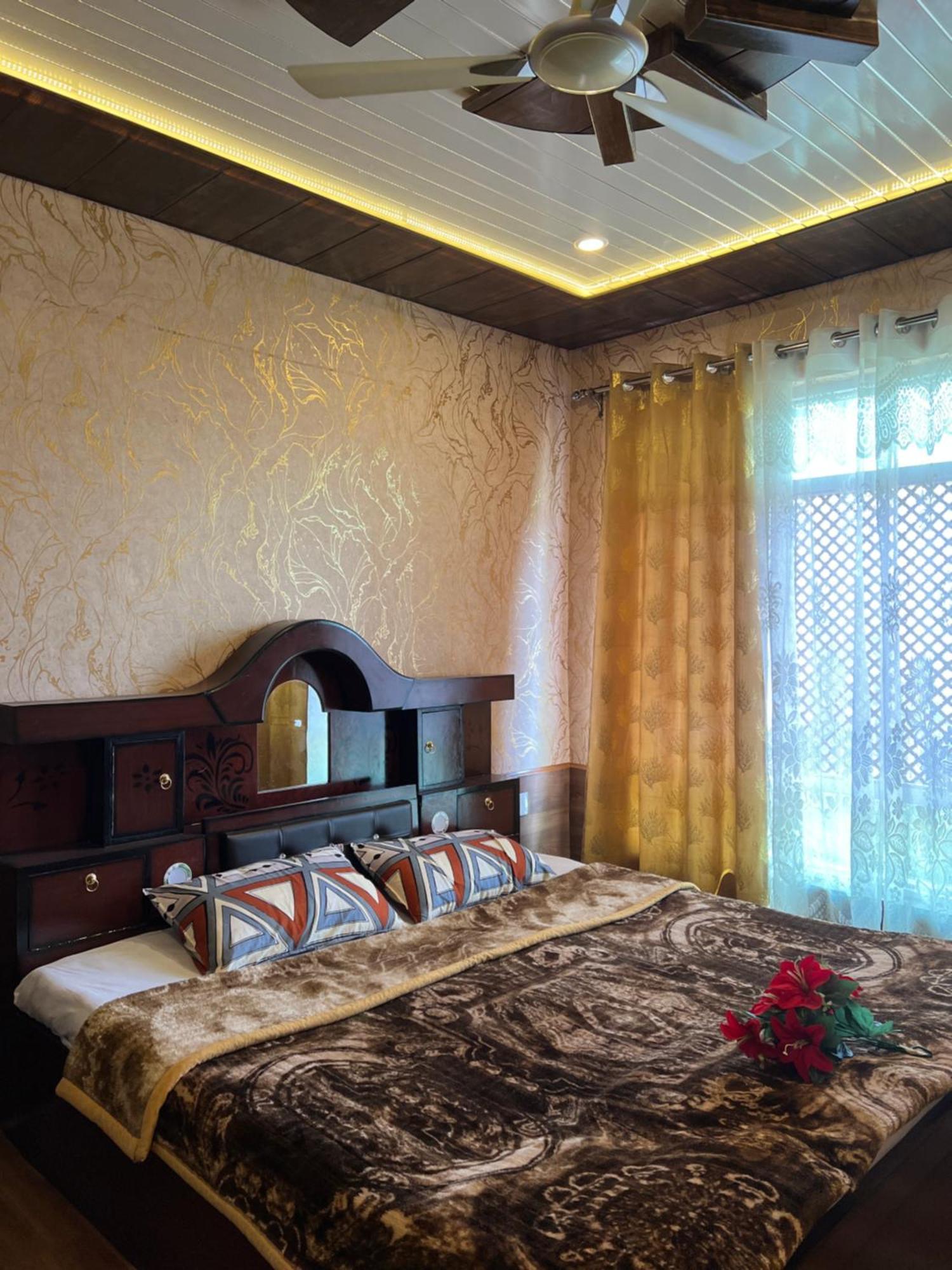Everest Guest House Gulmarg Exteriér fotografie